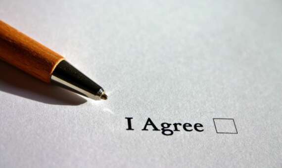 Admiralty Consent Decree Binds Charterer; Calcutta High Court Rejects Section 45 Arbitration Plea.